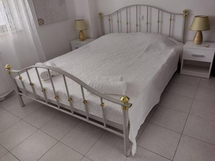 Villa Kadinela, 200M From Kamenjak, Huge Quiet Garden With Barbecue, 2 New Kitchens Premantura Exterior photo